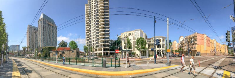 SAN DIEGO, CA - 30 LUGLIO 2017: Orizzonte della città dal villaggio del porto marittimo immagine stock SAN DIEGO, CA - 30 LUGLIO 2017: Orizzonte della città dal villaggio del porto marittimo immagine stock