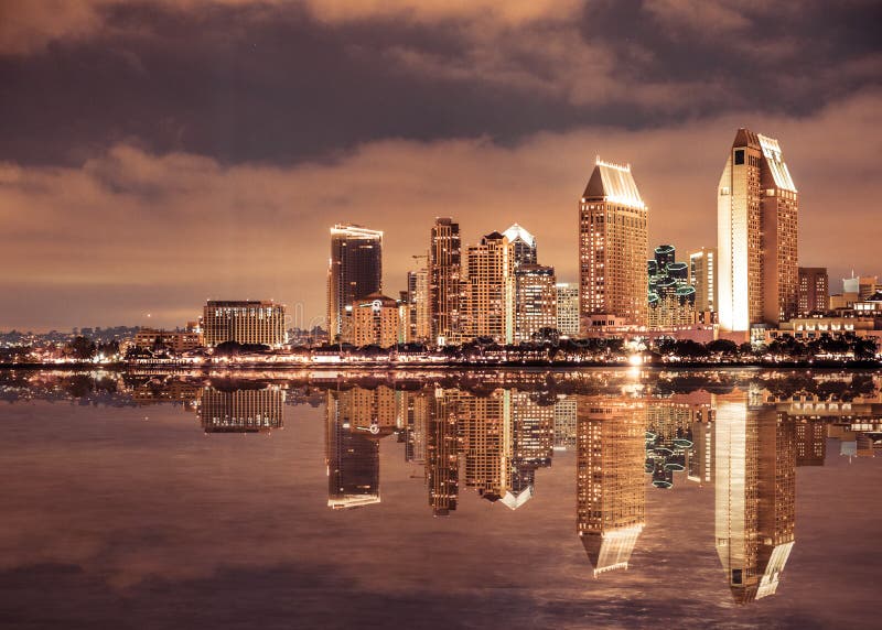 San Diego California horisont och fjärd som ses på natten royaltyfria foton San Diego California horisont och fjärd som ses på natten royaltyfria foton
