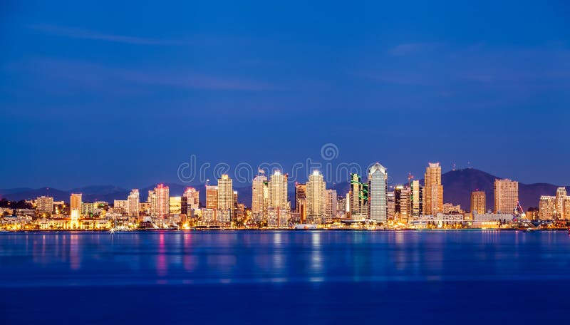 San Diego i stadens centrum horisont på natten arkivbild San Diego i stadens centrum horisont på natten arkivbild