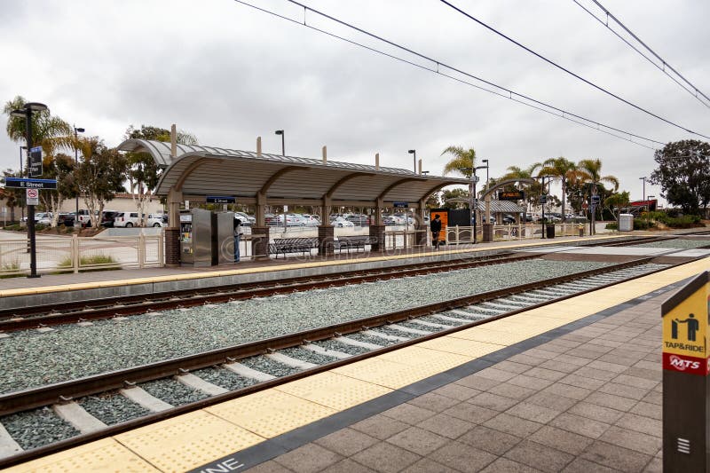 San Diego, 05/04/2016: Piattaforma ferroviaria della stazione fotografia stock San Diego, 05/04/2016: Piattaforma ferroviaria della stazione fotografia stock