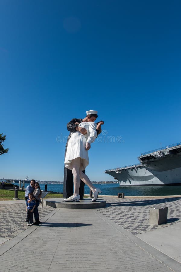SAN DIEGO, U.S.A. - 14 novembre 2015 - la gente che prende un selfie al marinaio ed all'infermiere mentre baciando statua San Die immagini stock SAN DIEGO, U.S.A. - 14 novembre 2015 - la gente che prende un selfie al marinaio ed all'infermiere mentre baciando statua San Die immagini stock