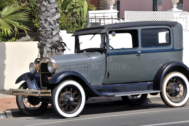 SAN DIEGO USA - Juli 29 2019: Gammal Ford bil som parkeras utanför ett trevligt privat hus på solnedgångklippaboulevarden, San Di arkivfoton SAN DIEGO USA - Juli 29 2019: Gammal Ford bil som parkeras utanför ett trevligt privat hus på solnedgångklippaboulevarden, San Di arkivfoton
