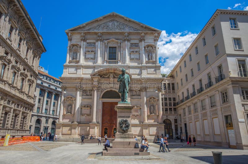 San Fedele Church avec Alessandro Manzoni Statue, l'auteur italien important et le poète du 19ème siècle, centre de la ville de M photographie stock San Fedele Church avec Alessandro Manzoni Statue, l'auteur italien important et le poète du 19ème siècle, centre de la ville de M photographie stock