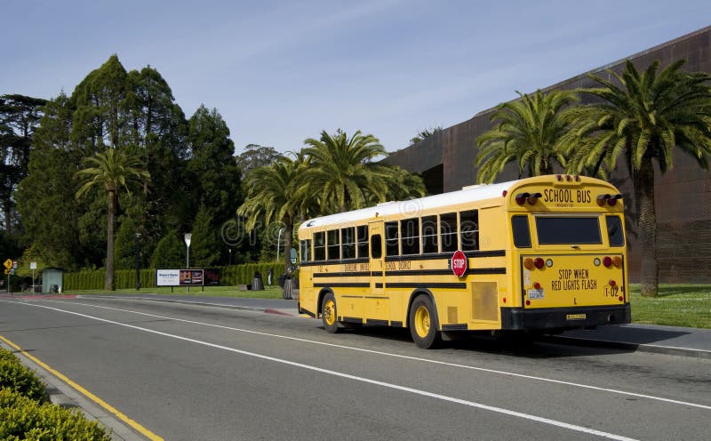 SAN FRANCISCO - 20 APRIL, 2017: Gele schoolbus van Oever Verenigd Schooldistrict, Californië, 2017