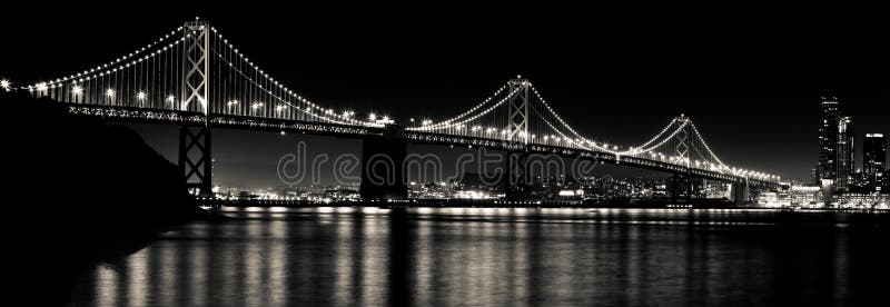 San Francisco Bay Bridge alla notte in bianco e nero