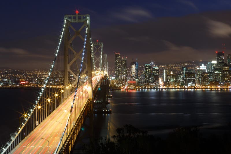 San Francisco Bay Bridge et horizon la nuit images stock San Francisco Bay Bridge et horizon la nuit images stock