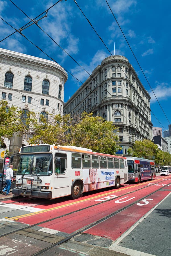 SAN FRANCISCO, CA - 6 DE AGOSTO DE 2017: La gente camina a lo largo de Market Street, la calle famosa de las compras La ciudad at fotos de archivo SAN FRANCISCO, CA - 6 DE AGOSTO DE 2017: La gente camina a lo largo de Market Street, la calle famosa de las compras La ciudad at fotos de archivo