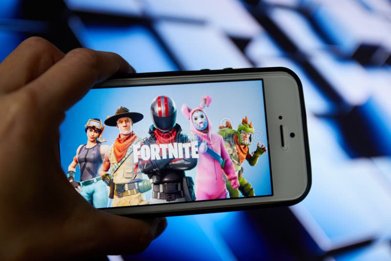 San Francisco, CA de V.S. - April 2019: hand die een telefoon met een Fortnite-spel dicht houden omhoog embleem stock foto's San Francisco, CA de V.S. - April 2019: hand die een telefoon met een Fortnite-spel dicht houden omhoog embleem stock foto's