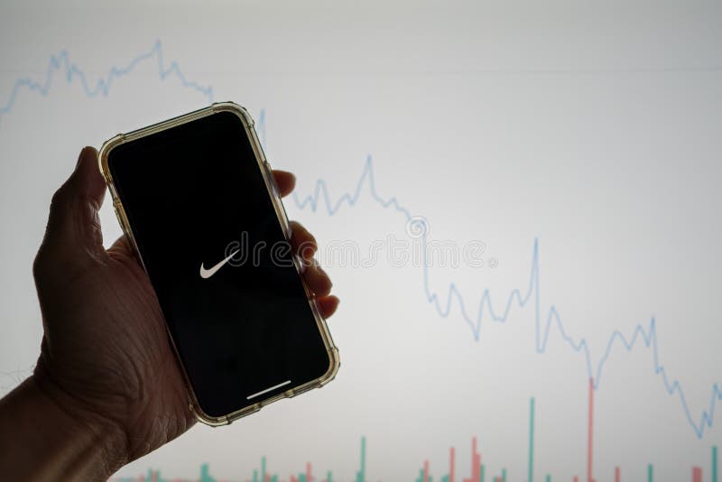 Marchito paso nuestra Nike Mobile App Logo on IPhone in Front of White Stock Market Chart with  Graph Going Down in Value Editorial Photo - Image of activity, recession:  177674681