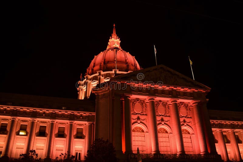 San Francisco City Hall Illuminated i rött på natten royaltyfri foto San Francisco City Hall Illuminated i rött på natten royaltyfri foto
