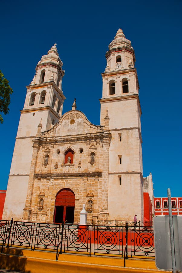 San Francisco de Campeche, México Catedral en Campeche en un fondo del cielo azul imagen de archivo libre de regalías