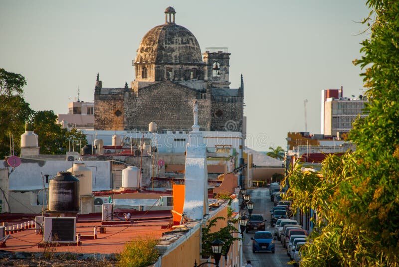 San Francisco de Campeche, México: Opinión el San anterior Jose Cathedral Era el templo principal del monasterio de la jesuita, a fotos de archivo libres de regalías