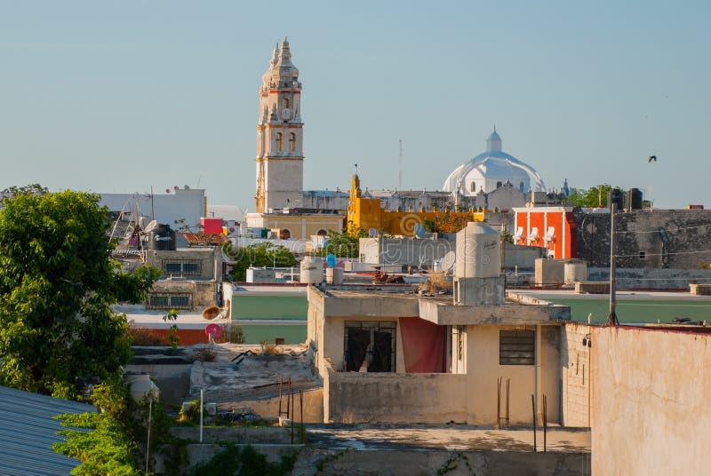 San Francisco de Campeche, México: Vista superior de las casas y de la catedral fotografía de archivo libre de regalías