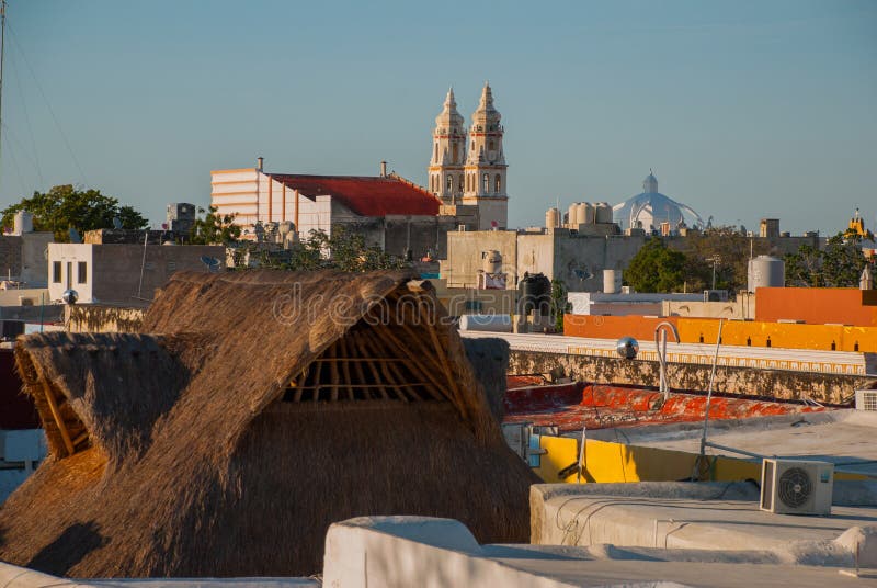 San Francisco de Campeche, México: Vista superior de las casas y de la catedral imagen de archivo libre de regalías