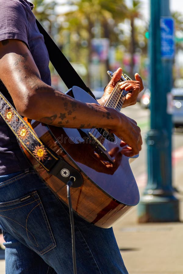 San Francisco, de V.S. - Juli 15, 2019, mannelijke handen en vingers van een gitarist dat de koorden op een bruin koord 6 raken royalty-vrije stock foto's San Francisco, de V.S. - Juli 15, 2019, mannelijke handen en vingers van een gitarist dat de koorden op een bruin koord 6 raken royalty-vrije stock foto's