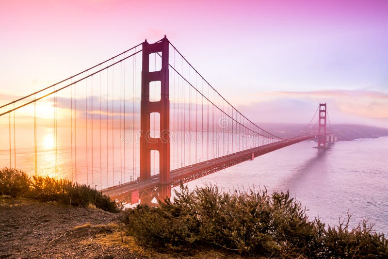 Il Golden Gate Bridge di San Francisco all'alba fotografie stock