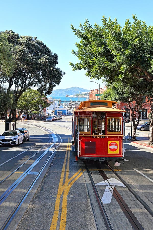 San Francisco: The iconic cable car travelling up Hyde Street with Alcatraz in the background
