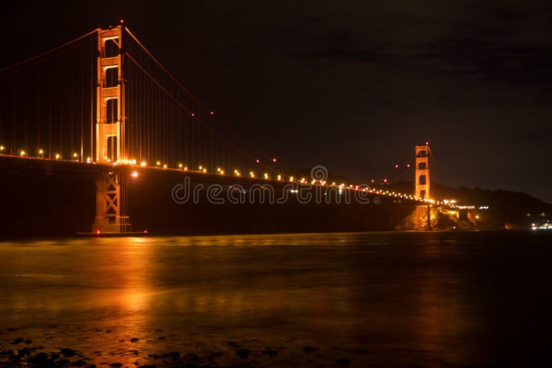 SAN FRANCISCO, KALIFORNIA STANY ZJEDNOCZONE, NOV, - 25th, 2018: Golden Gate Bridge jak widzieć od fortu punktu przegapia jest obraz royalty free SAN FRANCISCO, KALIFORNIA STANY ZJEDNOCZONE, NOV, - 25th, 2018: Golden Gate Bridge jak widzieć od fortu punktu przegapia jest obraz royalty free