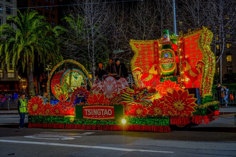 San Francisco, Kalifornien - 11. Februar 2017: Chinesische Feierparade des neuen Jahres im populären und bunten Chinatown lizenzfreie stockfotos San Francisco, Kalifornien - 11. Februar 2017: Chinesische Feierparade des neuen Jahres im populären und bunten Chinatown lizenzfreie stockfotos
