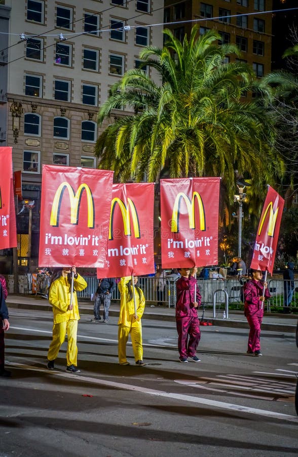 San Francisco, Kalifornien - 11. Februar 2017: Chinesische Feierparade des neuen Jahres im populären und bunten Chinatown stockfotografie San Francisco, Kalifornien - 11. Februar 2017: Chinesische Feierparade des neuen Jahres im populären und bunten Chinatown stockfotografie
