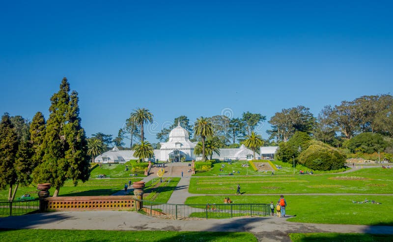 San Francisco, Kalifornien - 11. Februar 2017: Schöner Golden Gate Park in San Francisco, das Fünftel die meiste besichtigte Stad lizenzfreie stockfotografie San Francisco, Kalifornien - 11. Februar 2017: Schöner Golden Gate Park in San Francisco, das Fünftel die meiste besichtigte Stad lizenzfreie stockfotografie