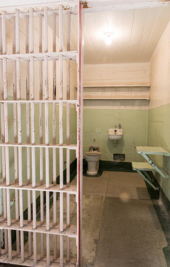 San Francisco Kalifornien, Förenta staterna - April 30, 2017: Cell för fånge` s av det Alcatraz fängelset i den Alcatraz ön fotografering för bildbyråer San Francisco Kalifornien, Förenta staterna - April 30, 2017: Cell för fånge` s av det Alcatraz fängelset i den Alcatraz ön fotografering för bildbyråer