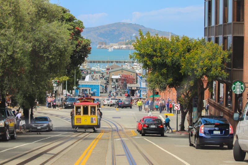 SAN FRANCISCO KALIFORNIEN - MAI 23, 2015: Sikt av Hyde Street i den norr riktningen Detta ger trevliga sikter till gatorna arkivbild SAN FRANCISCO KALIFORNIEN - MAI 23, 2015: Sikt av Hyde Street i den norr riktningen Detta ger trevliga sikter till gatorna arkivbild
