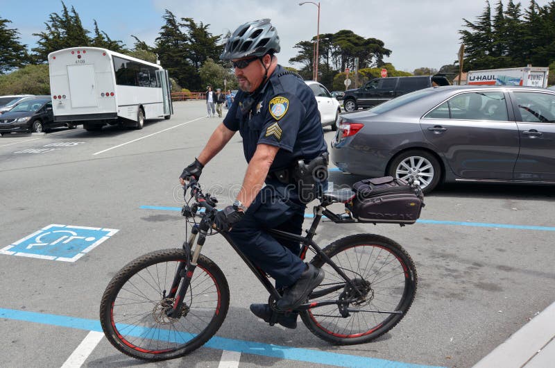 San Francisco - la polizia va in bicicletta immagini stock San Francisco - la polizia va in bicicletta immagini stock
