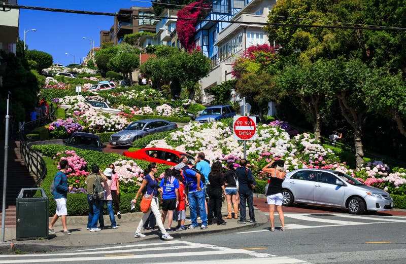San Francisco Lombard Street Tourists foto de archivo libre de regalías San Francisco Lombard Street Tourists foto de archivo libre de regalías
