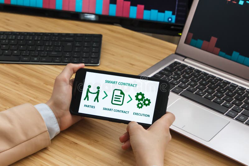 SAN FRANCISCO, los E.E.U.U. - 18 de junio de 2019: Comerciante de sexo femenino Hands Holding Smartphone usando contrato elegante fotografía de archivo SAN FRANCISCO, los E.E.U.U. - 18 de junio de 2019: Comerciante de sexo femenino Hands Holding Smartphone usando contrato elegante fotografía de archivo