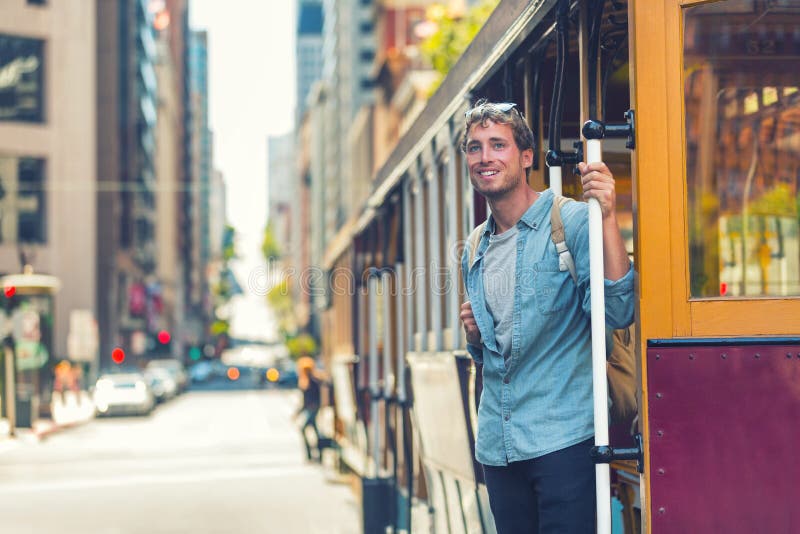 San Francisco modnisia mężczyzna bierze jawnego wagonu kolei linowej transport dla turystyki podróży Student uniwersytetu z torba
