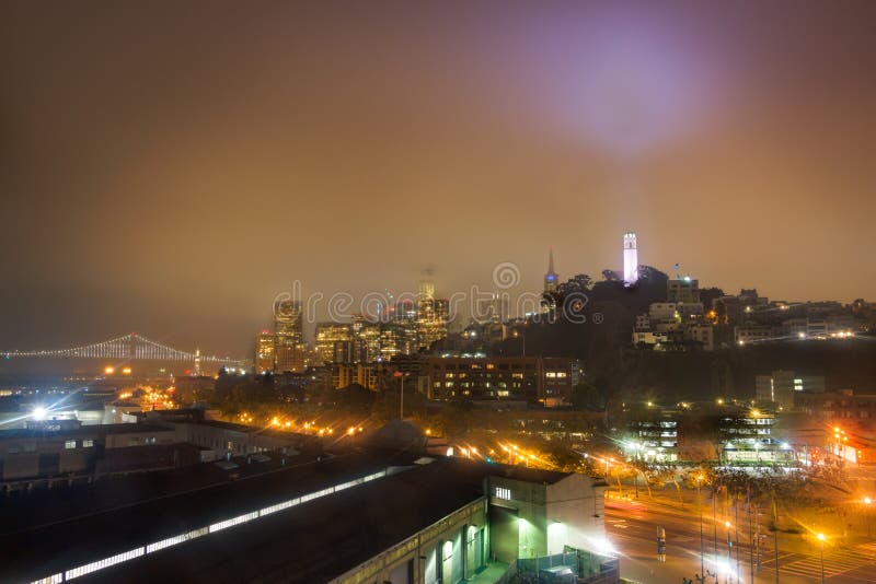 San Francisco Port en Telegraafheuvel bij nacht royalty-vrije stock afbeeldingen San Francisco Port en Telegraafheuvel bij nacht royalty-vrije stock afbeeldingen