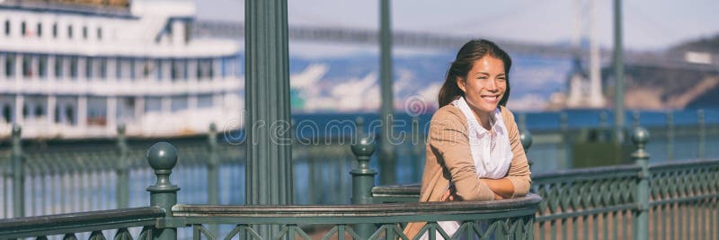 San francisco rejs wakacje kobieta turystka na molo portu przeznaczenia na wakacje. azjatycka dziewczyna szczęśliwy relaks