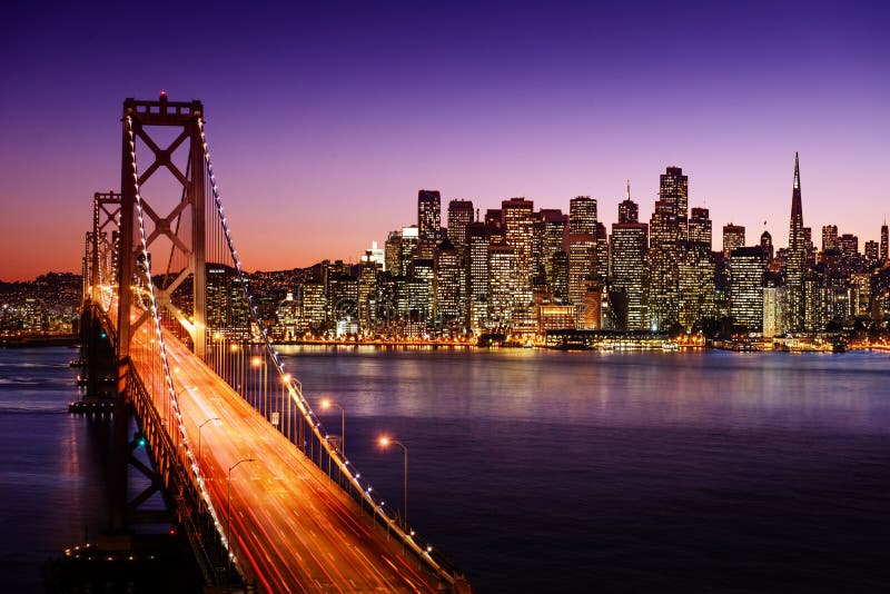 San Francisco-Skyline und Bucht-Brücke bei Sonnenuntergang, Kalifornien