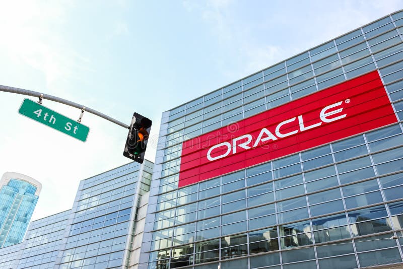 San Francisco, U.S.A. - 3 ottobre: Logo di Oracle su costruzione fotografie stock libere da diritti San Francisco, U.S.A. - 3 ottobre: Logo di Oracle su costruzione fotografie stock libere da diritti