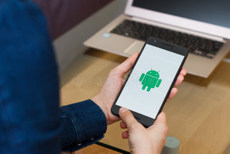 SAN FRANCISCO, USA - 22 2019 Kwiecień: Zakończenie do kobiety wręcza mienia smartphone używać Android OS, San Francisco zdjęcie royalty free SAN FRANCISCO, USA - 22 2019 Kwiecień: Zakończenie do kobiety wręcza mienia smartphone używać Android OS, San Francisco zdjęcie royalty free