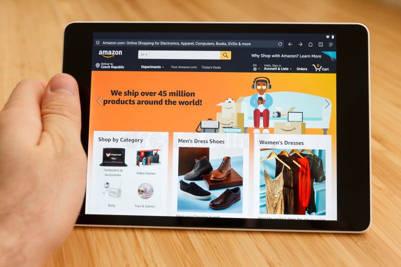 SAN FRANCISCO, USA - 1 2019 Kwiecień: Zamyka do ręk trzyma pastylkę używać internet i patrzejący przez amazonki strony internetow obrazy stock SAN FRANCISCO, USA - 1 2019 Kwiecień: Zamyka do ręk trzyma pastylkę używać internet i patrzejący przez amazonki strony internetow obrazy stock