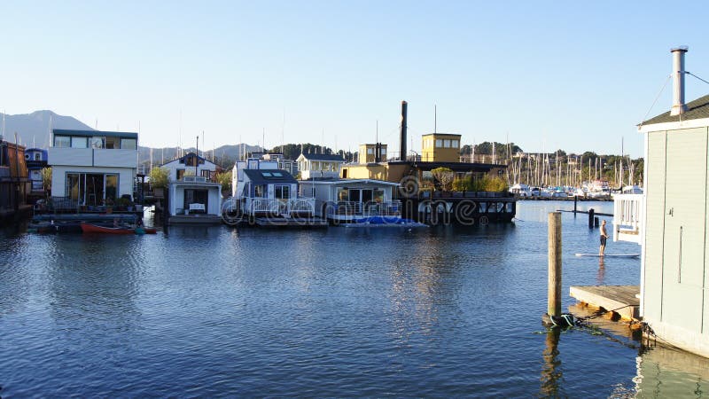 SAN FRANCISCO, USA - 4. Oktober 2014: Eine Gemeinschaft auf dem Wasser in Sausalito, schwimmend steuert in Nord-Kalifornien autom lizenzfreie stockfotos SAN FRANCISCO, USA - 4. Oktober 2014: Eine Gemeinschaft auf dem Wasser in Sausalito, schwimmend steuert in Nord-Kalifornien autom lizenzfreie stockfotos