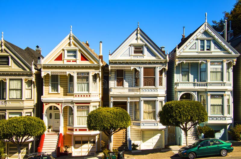 San Francisco-Wohnstraße mit den Distelfaltern, Reihen von victorian Holzhäusern an Alamo-Quadrat stockfotografie San Francisco-Wohnstraße mit den Distelfaltern, Reihen von victorian Holzhäusern an Alamo-Quadrat stockfotografie