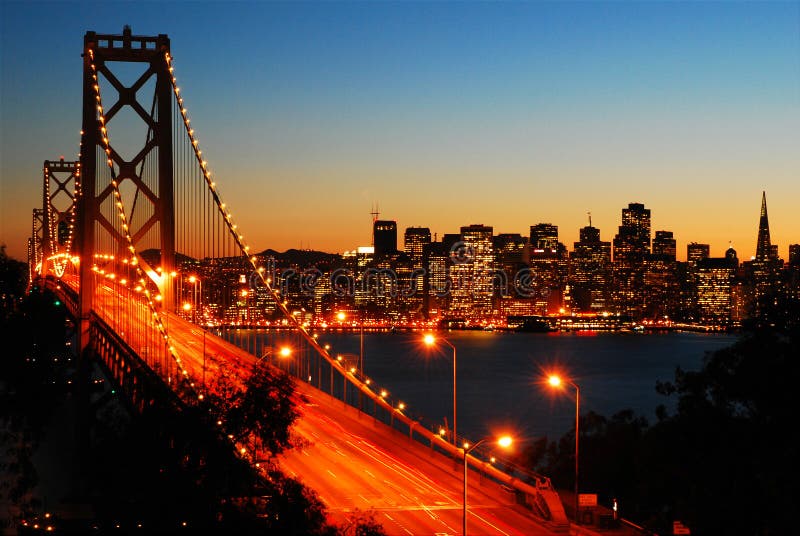 San Fransisco zatoki most przy półmrokiem obraz stock San Fransisco zatoki most przy półmrokiem obraz stock