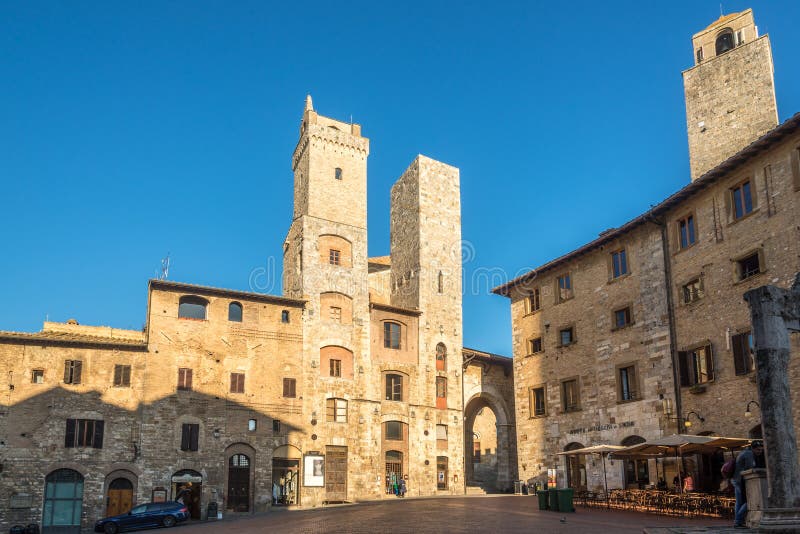 SAN GIMIGNANO, ITALIE - SEPTEMBRE 21,2018 - vue aux deux tours d'Ardingheli à l'endroit de cisterna à San Gimignano San Gimignano images stock SAN GIMIGNANO, ITALIE - SEPTEMBRE 21,2018 - vue aux deux tours d'Ardingheli à l'endroit de cisterna à San Gimignano San Gimignano images stock