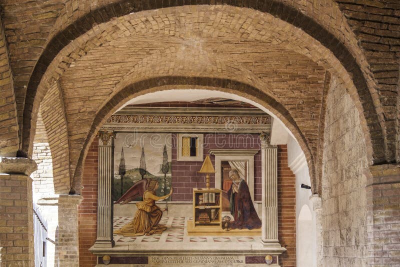 San Gimignano, Siena, Toscana, Italia, Europa, la logia del baptisterio fotografía de archivo libre de regalías San Gimignano, Siena, Toscana, Italia, Europa, la logia del baptisterio fotografía de archivo libre de regalías