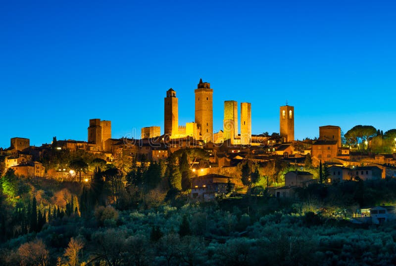 San Gimignano stadhorisont och medeltida tornsolnedgång Tuscany, arkivbilder San Gimignano stadhorisont och medeltida tornsolnedgång Tuscany, arkivbilder