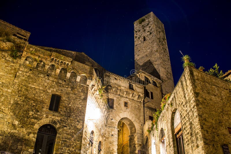 San Gimignano toscany romântico na noite imagens de stock royalty free San Gimignano toscany romântico na noite imagens de stock royalty free