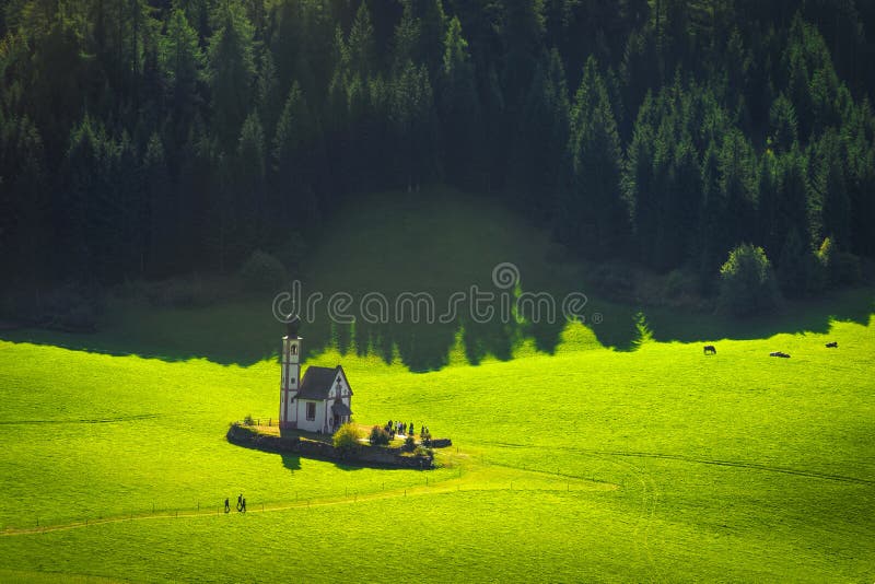 San Giovanni ou St Johann dans la chapelle de Ranui, la vallée de Funes, les Alpes des Dolomites, Italie images stock San Giovanni ou St Johann dans la chapelle de Ranui, la vallée de Funes, les Alpes des Dolomites, Italie images stock