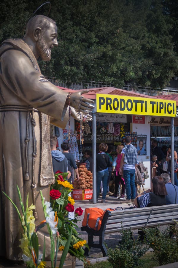 SAN GIOVANNI ROTONDO, PADRE PIO И ТУРИЗМ стоковые фотографии rf