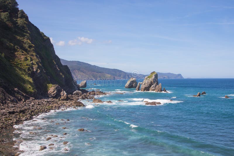 San Juan de Gaztelugatxe, Vizcaya, Paese Basco Spagna Vista del mare Cantabrian con cielo blu fotografia stock libera da diritti San Juan de Gaztelugatxe, Vizcaya, Paese Basco Spagna Vista del mare Cantabrian con cielo blu fotografia stock libera da diritti