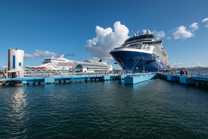 San Juan Puerto Rico Nov 29 2019 : Celebridades De Los Cruceros Equinox Y  Gema Noruega En El Puerto. Foto editorial - Imagen de azul, luces: 189576206