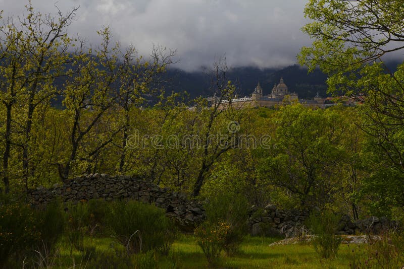 San Lorenzo del Escorial, Madrid, Spagna, il 7 maggio 2019, vista dalla sedia di Felipe II immagine stock libera da diritti San Lorenzo del Escorial, Madrid, Spagna, il 7 maggio 2019, vista dalla sedia di Felipe II immagine stock libera da diritti