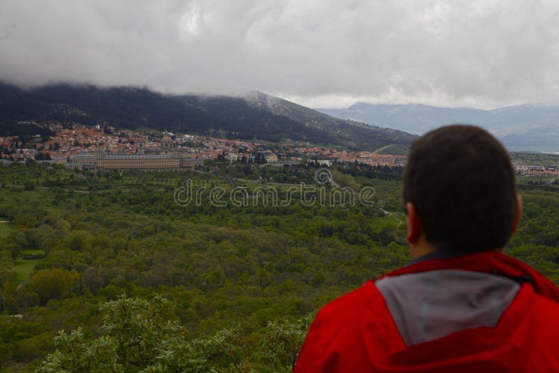 San Lorenzo del Escorial, Madrid, Spagna, il 7 maggio 2019, vista dalla sedia di Felipe II fotografia stock San Lorenzo del Escorial, Madrid, Spagna, il 7 maggio 2019, vista dalla sedia di Felipe II fotografia stock